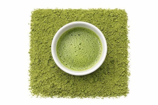 Matcha čaj prášok a miska – pohľad zhora
